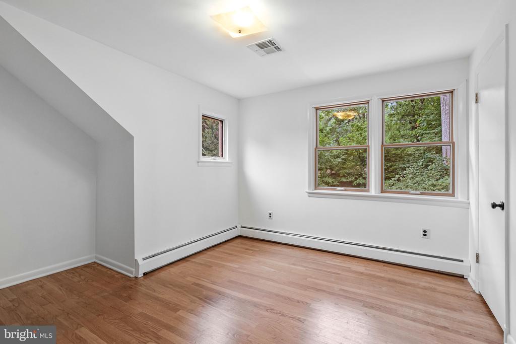 2213 APPLE TREE LANE