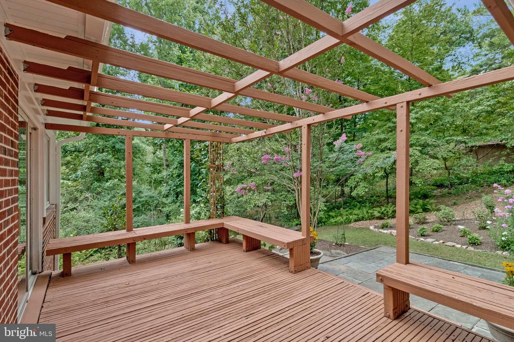 2213 APPLE TREE LANE