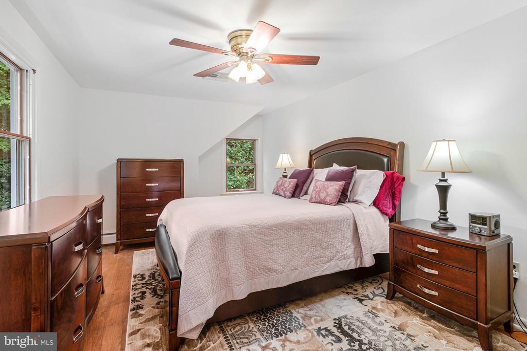 2213 APPLE TREE LANE