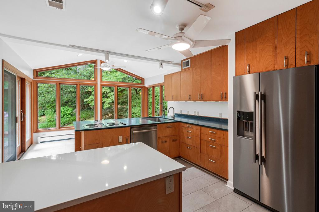 2213 APPLE TREE LANE