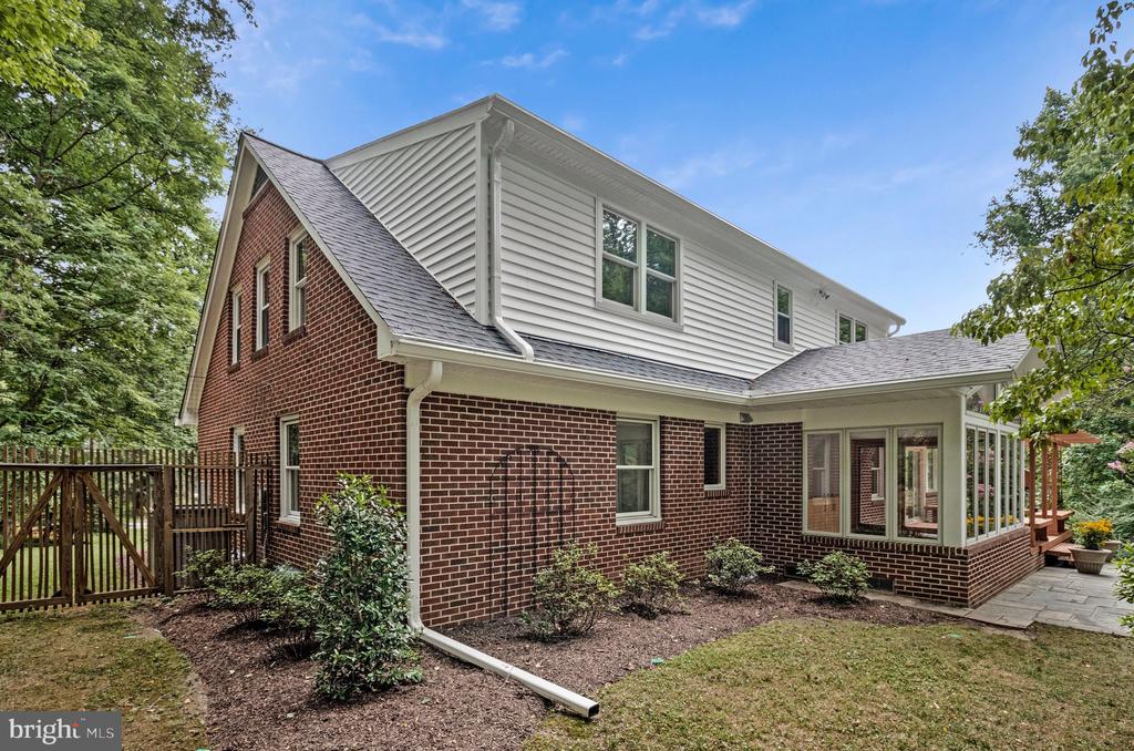2213 APPLE TREE LANE