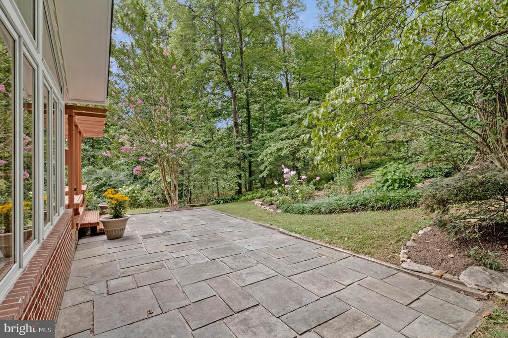2213 APPLE TREE LANE