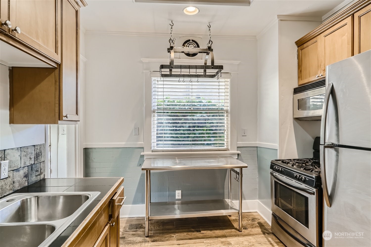 2323 Franklin Avenue E Unit: A & B
