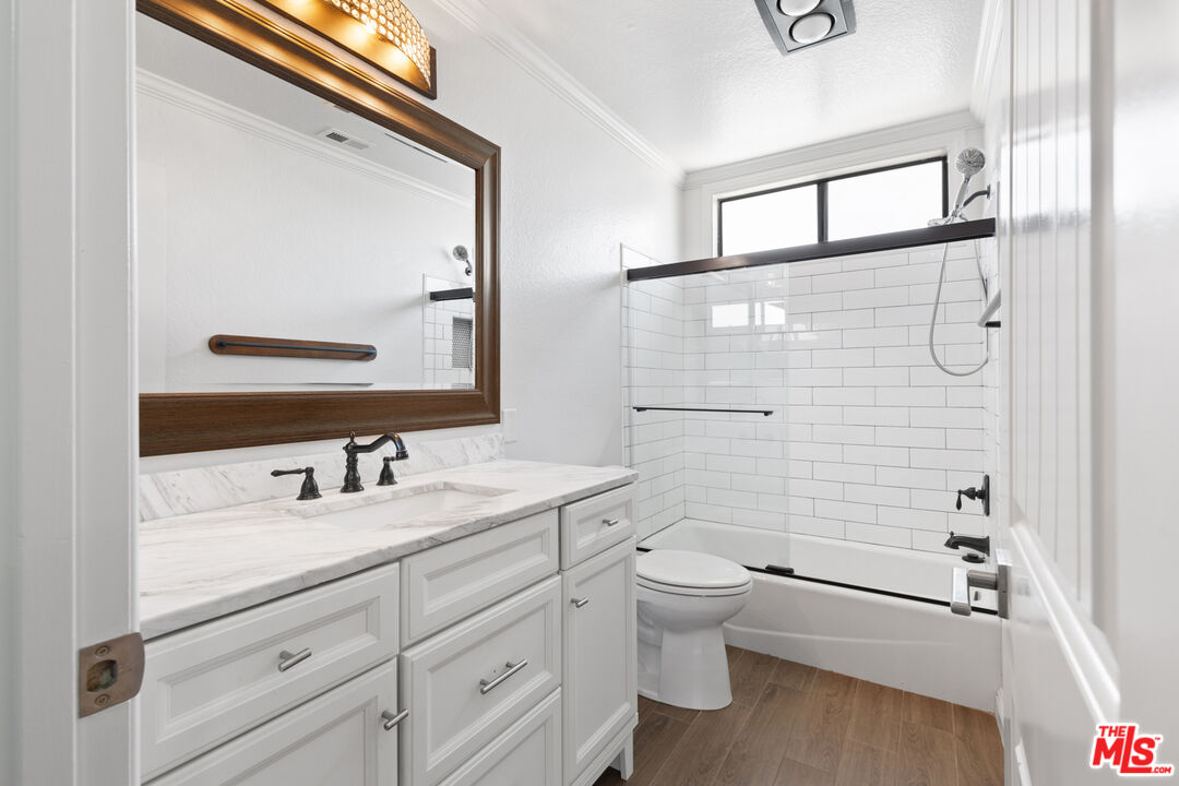 916 E 65th St Unit: 7