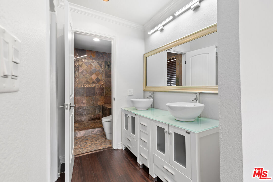 916 E 65th St Unit: 7