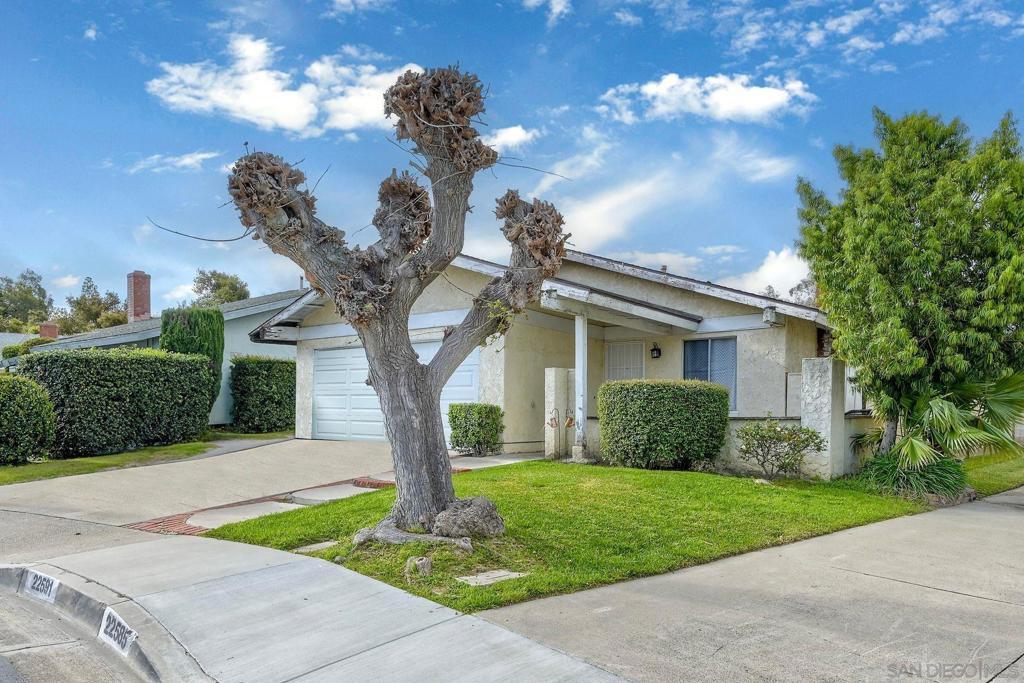 22591 Via Santa Maria