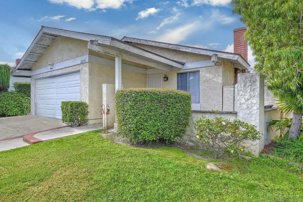 22591 Via Santa Maria