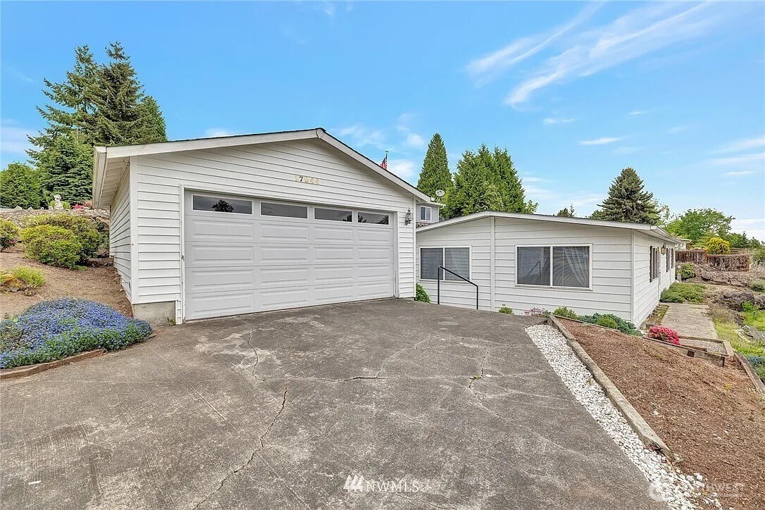 17044 Woodcrest Drive NE