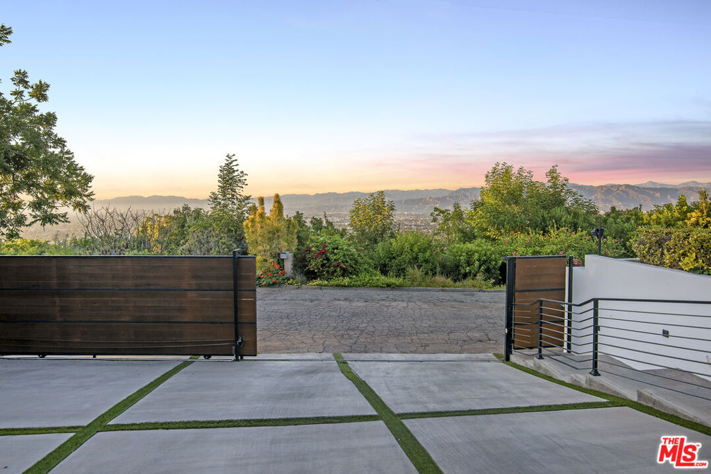 11472 Laurelcrest Road