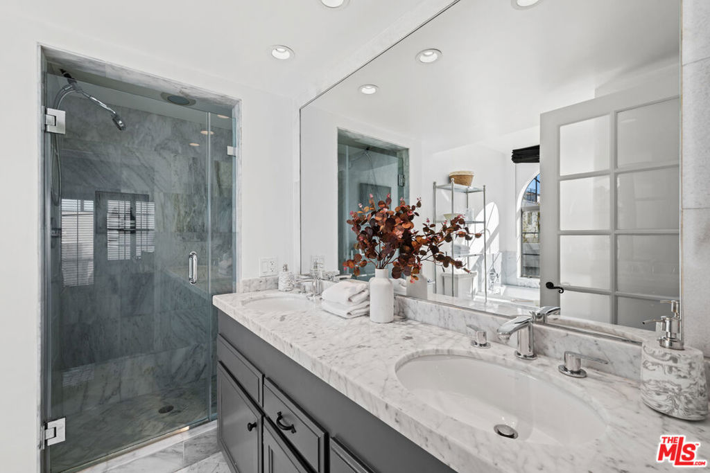 839 Larrabee Street 8