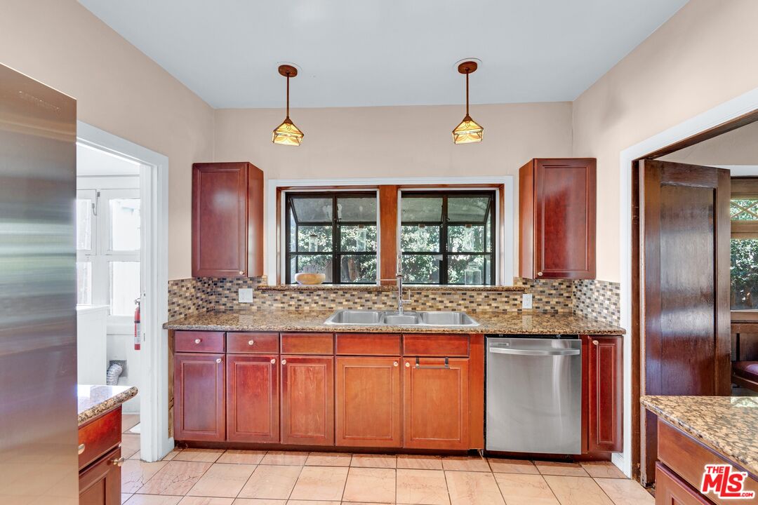 709 E Manchester Blvd