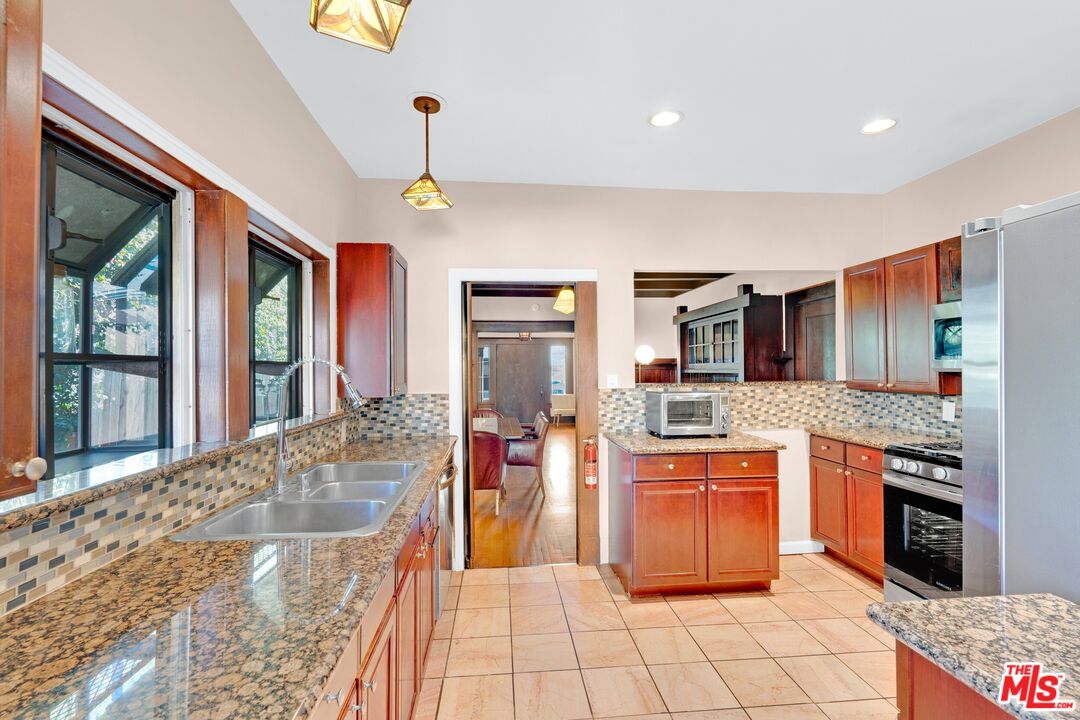 709 E Manchester Blvd