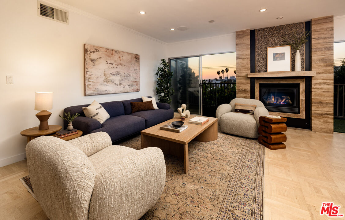 949 N Kings Rd Unit: 314