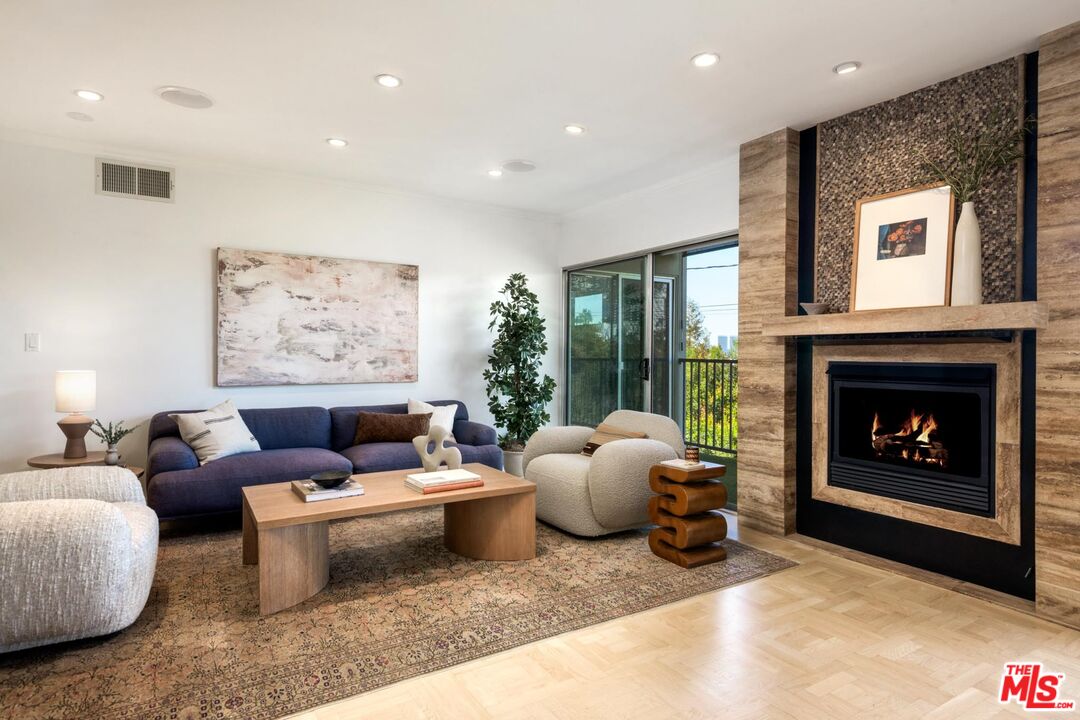 949 N Kings Rd Unit: 314