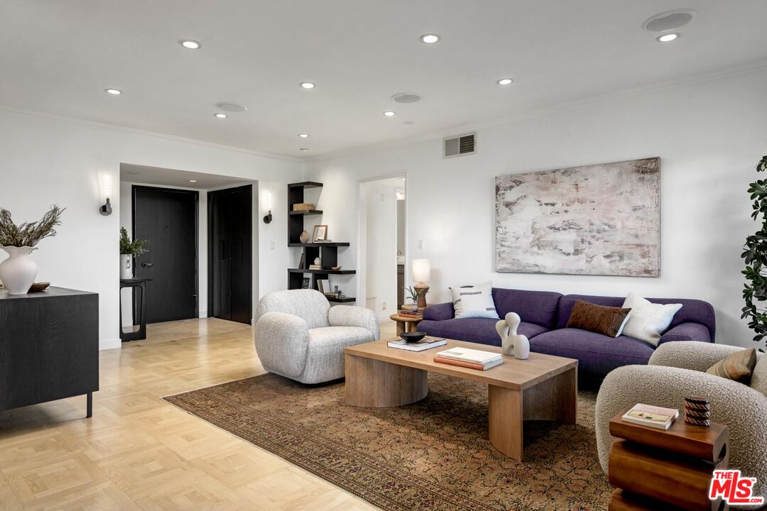 949 N Kings Rd Unit: 314