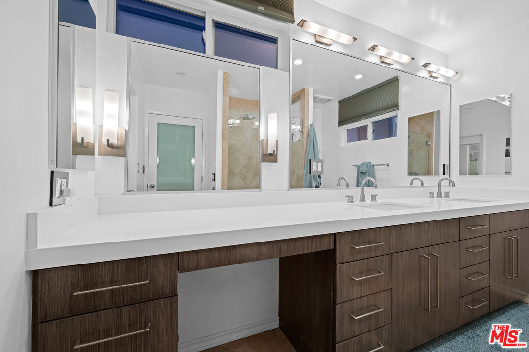 949 N Kings Rd Unit: 314