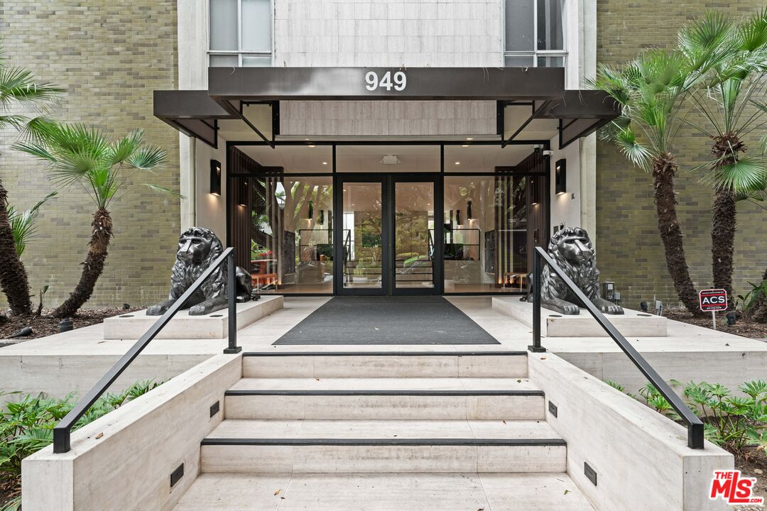 949 N Kings Rd Unit: 314