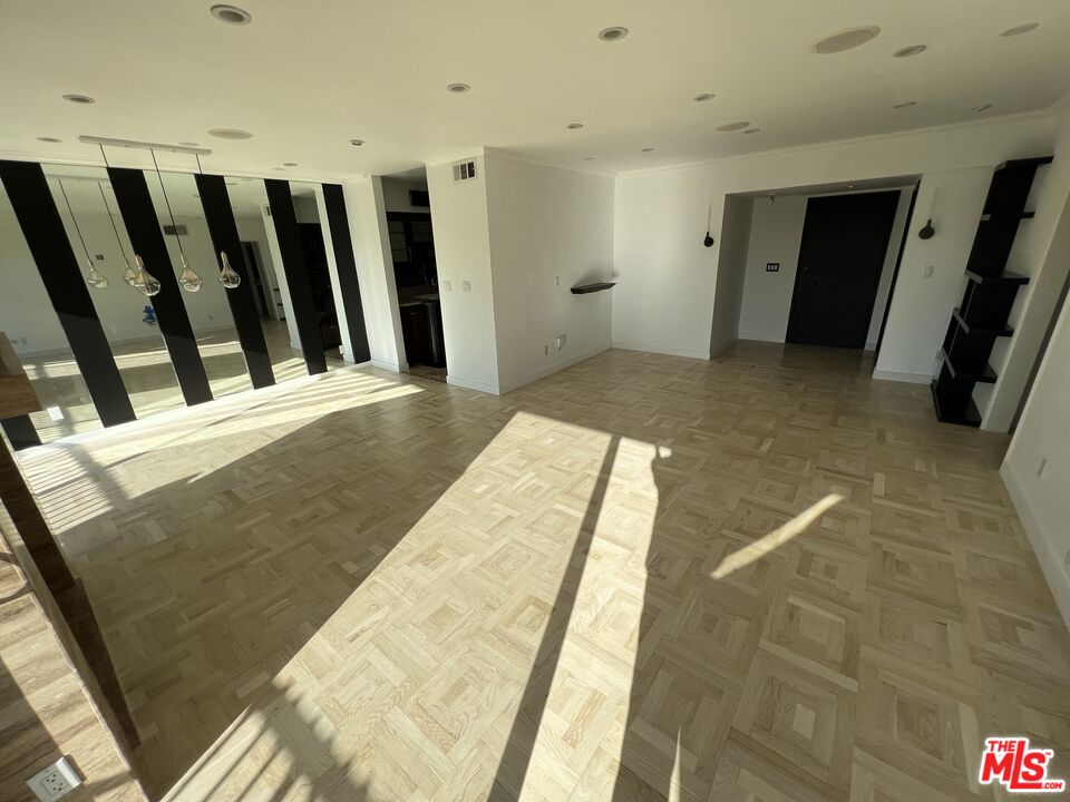 949 N Kings Rd Unit: 314