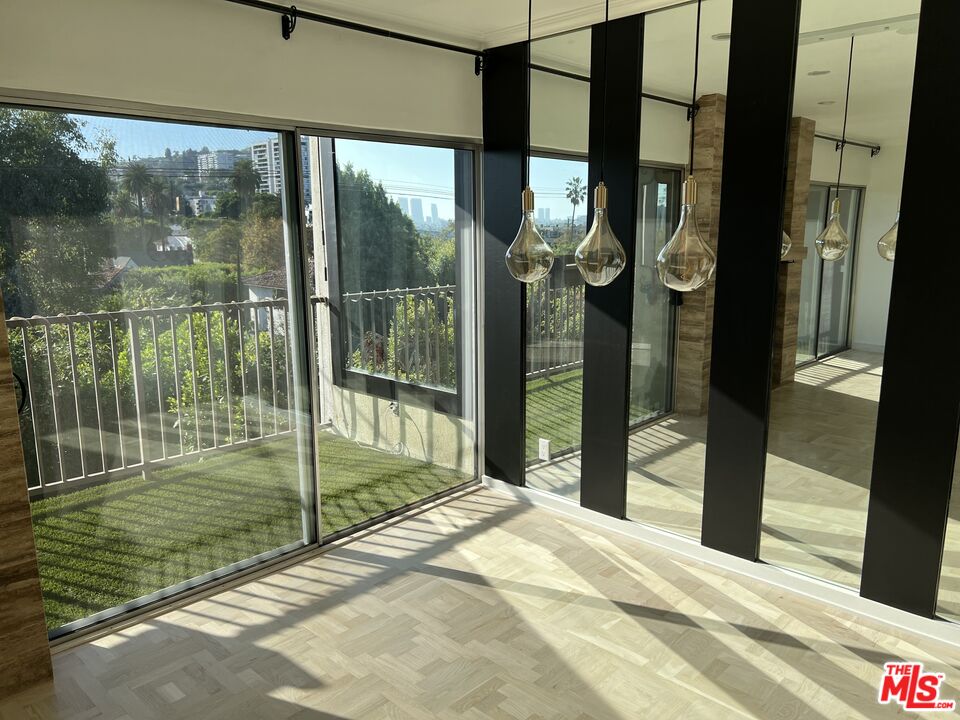 949 N Kings Rd Unit: 314