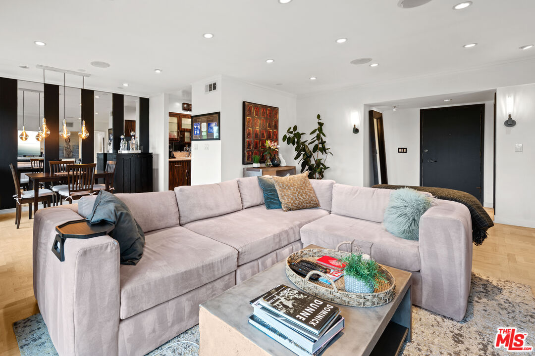 949 N Kings Rd Unit: 314