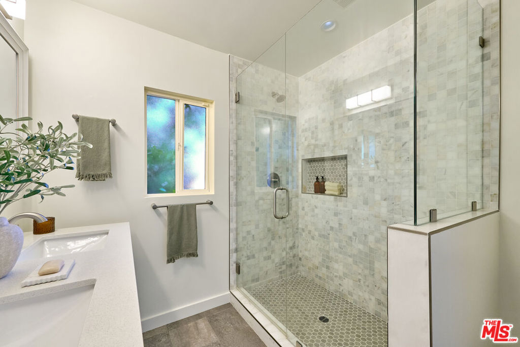 4211 W Woodland Avenue