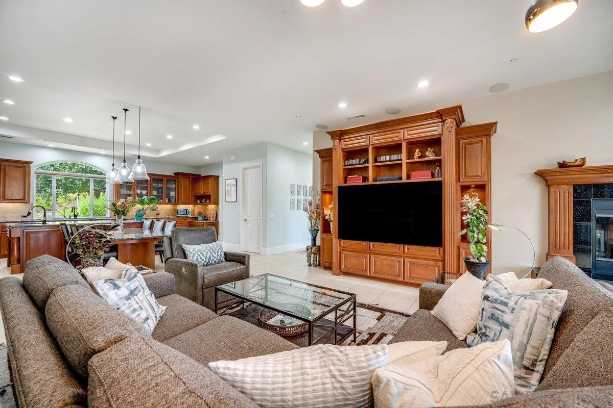 2860 Via Rancheros Way