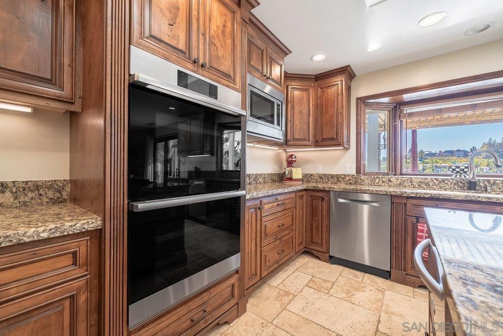33 Gateview
