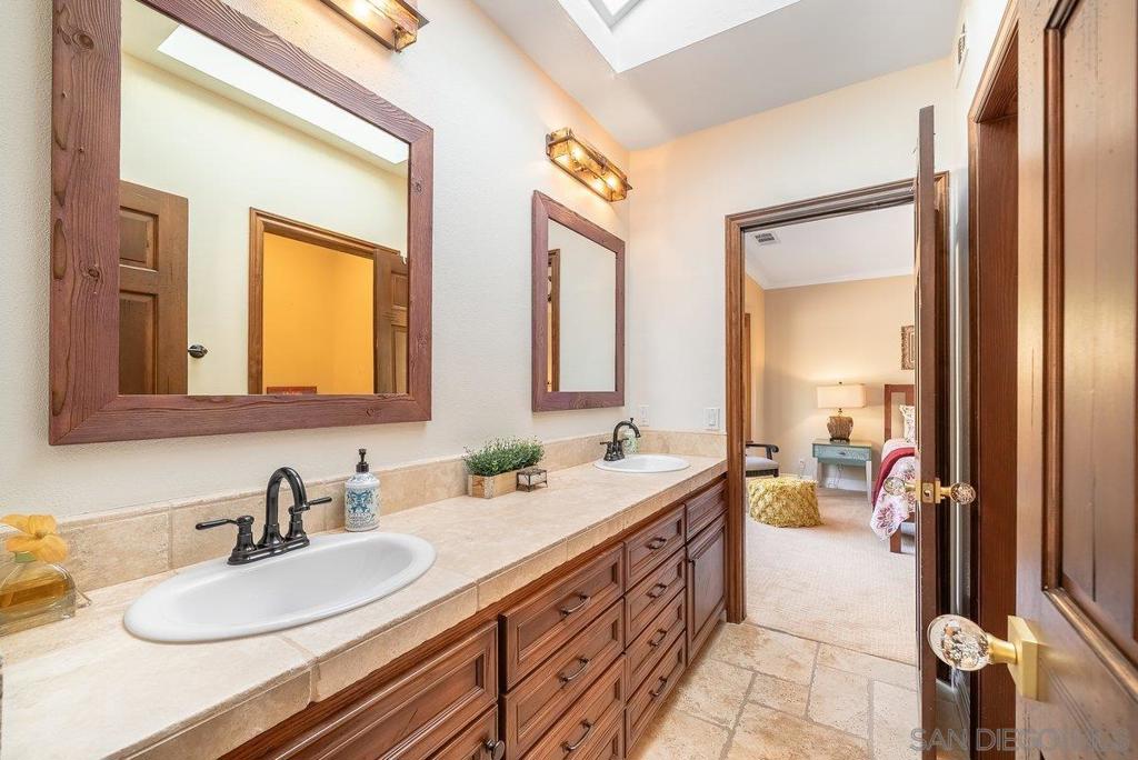 33 Gateview