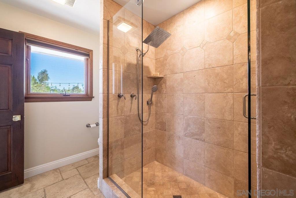 33 Gateview
