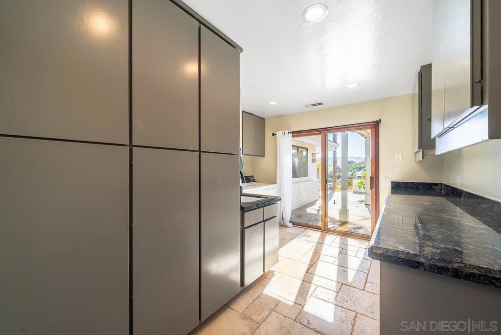 33 Gateview