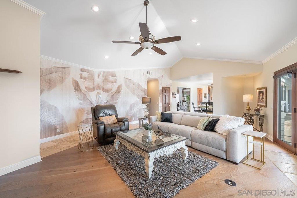 33 Gateview