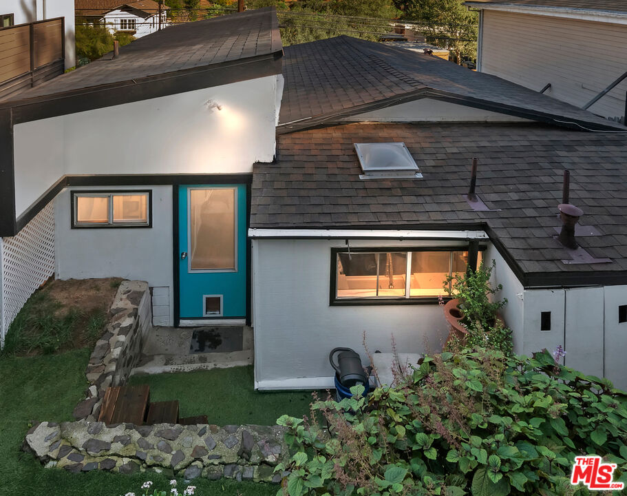 1653 N Beverly Glen Blvd