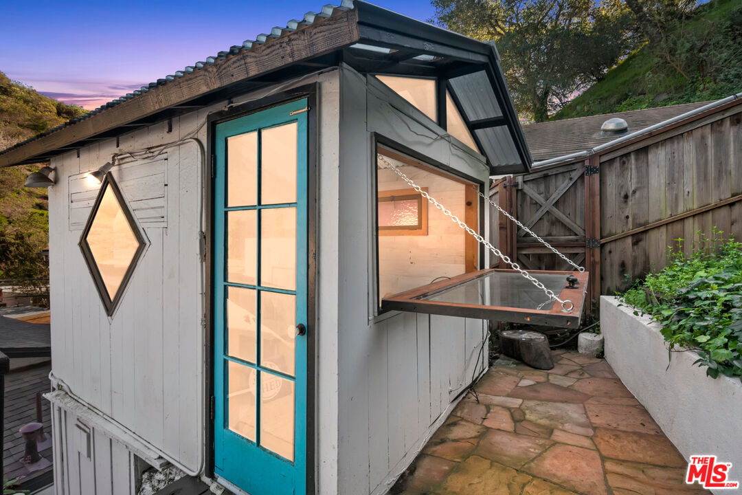 1653 N Beverly Glen Blvd