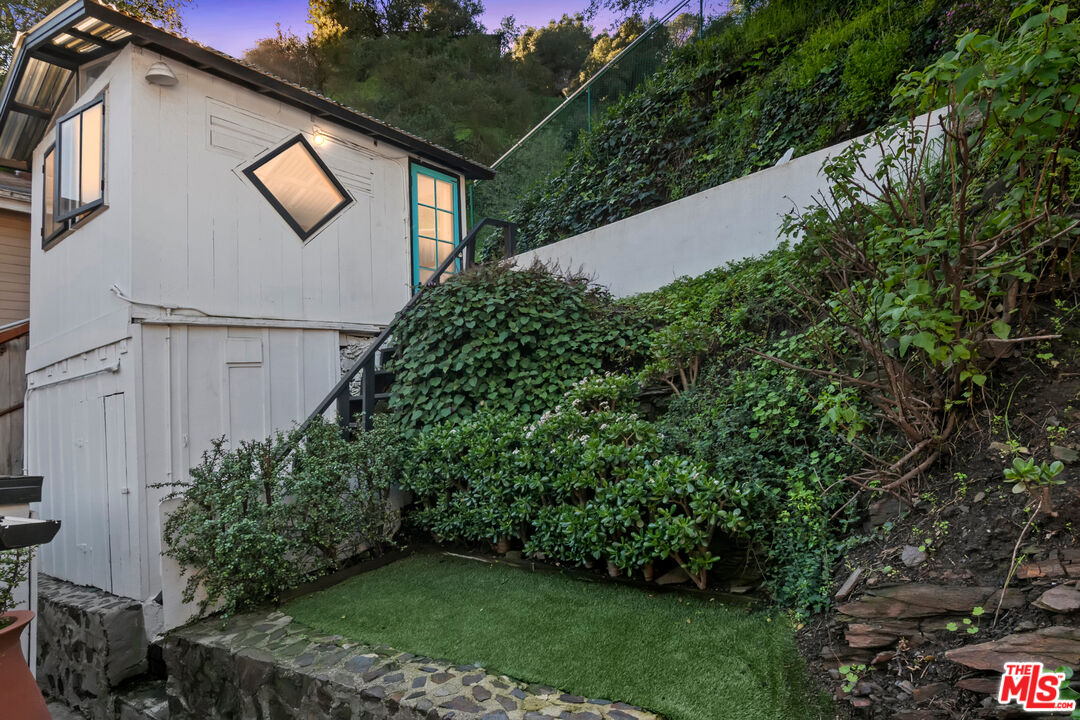 1653 N Beverly Glen Blvd