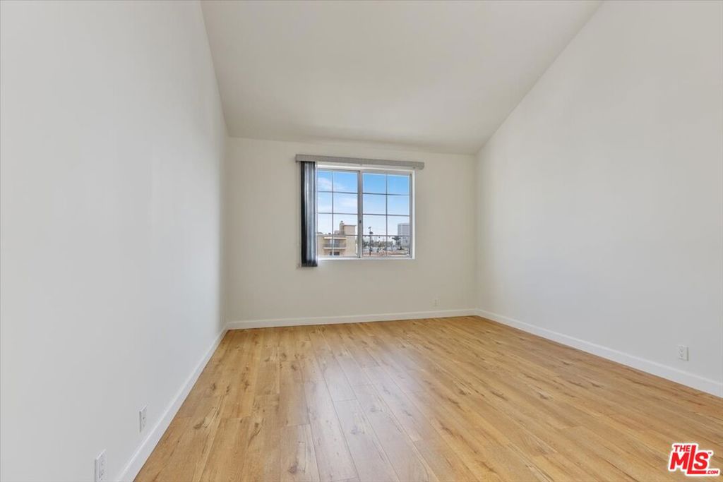 1433 Barry Avenue 301