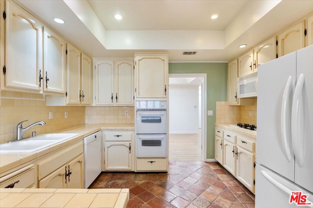 1433 Barry Avenue 301