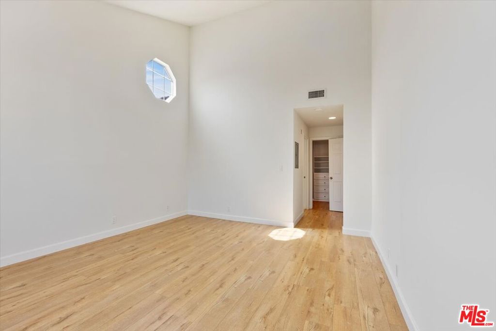 1433 Barry Avenue 301