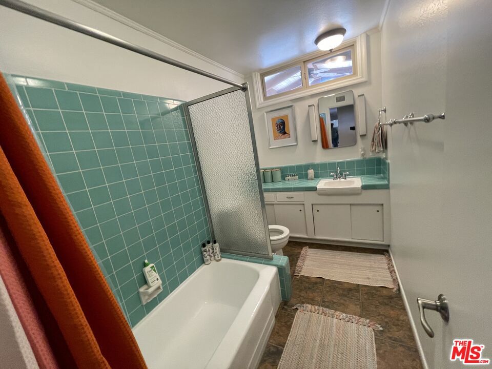 448 W 10th Street