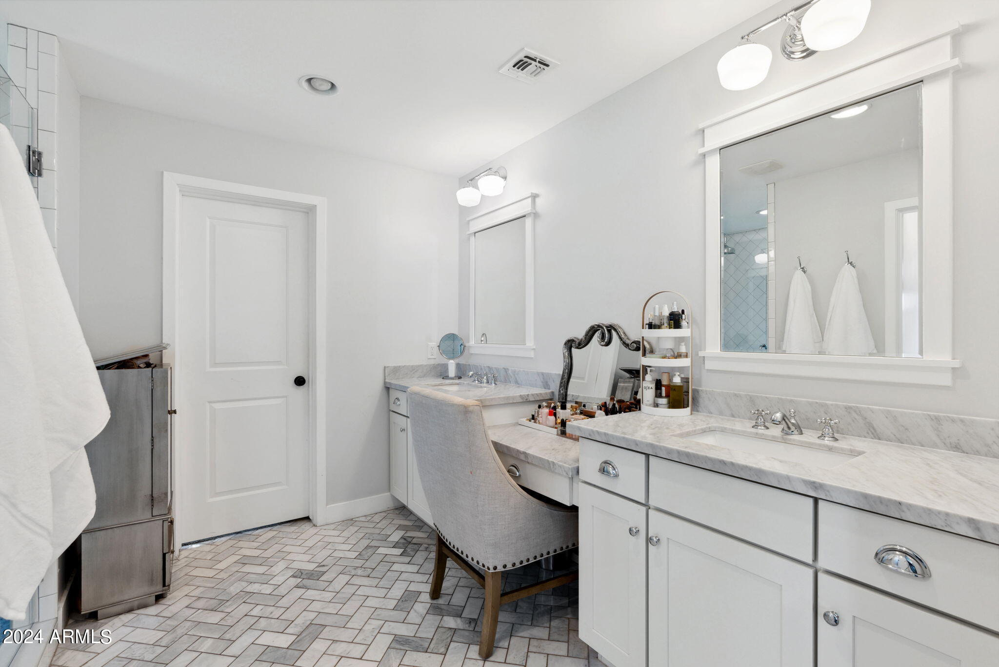 4049 E CLARENDON Avenue