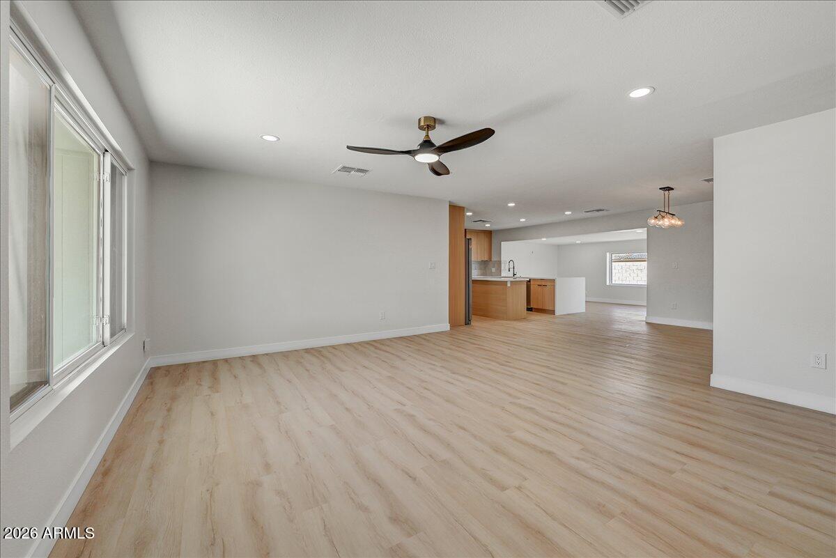 3416 E ALTADENA Avenue