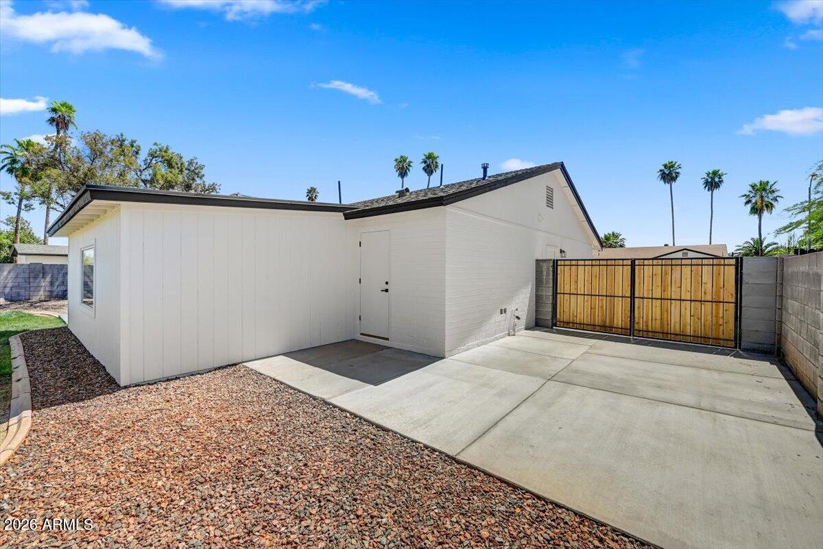 3416 E ALTADENA Avenue