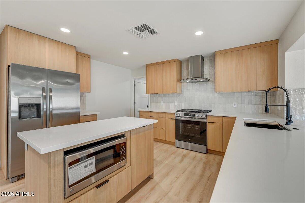 3416 E ALTADENA Avenue