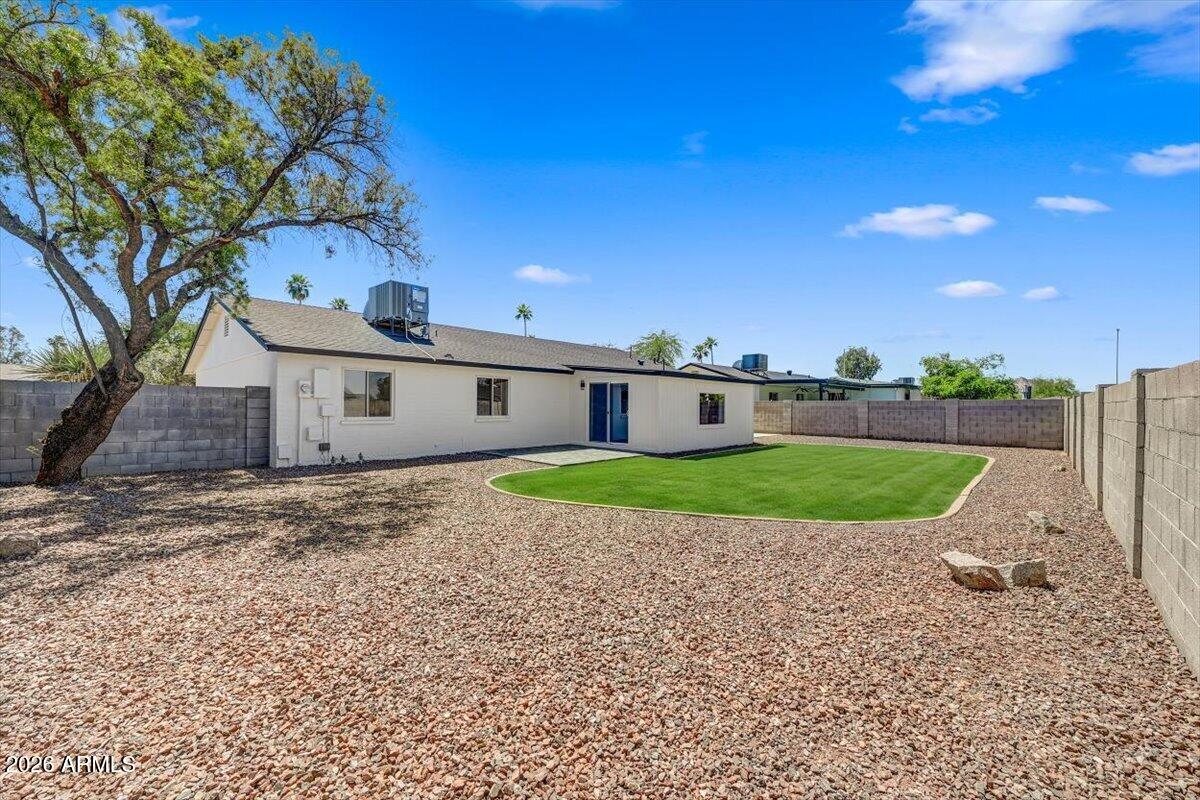 3416 E ALTADENA Avenue