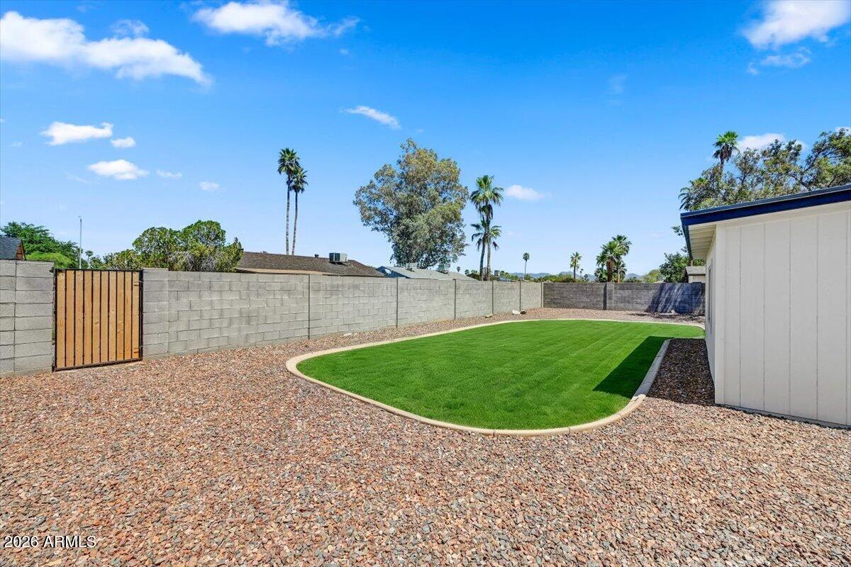 3416 E ALTADENA Avenue