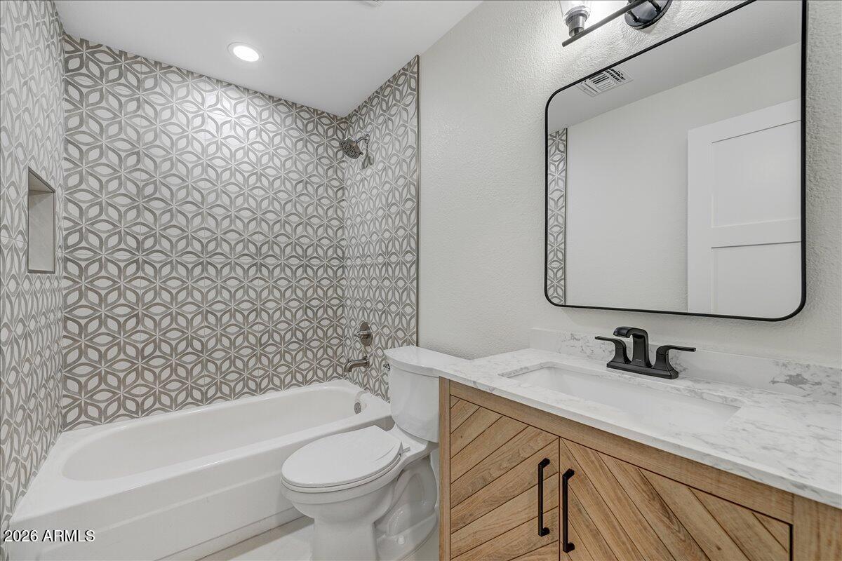 3416 E ALTADENA Avenue