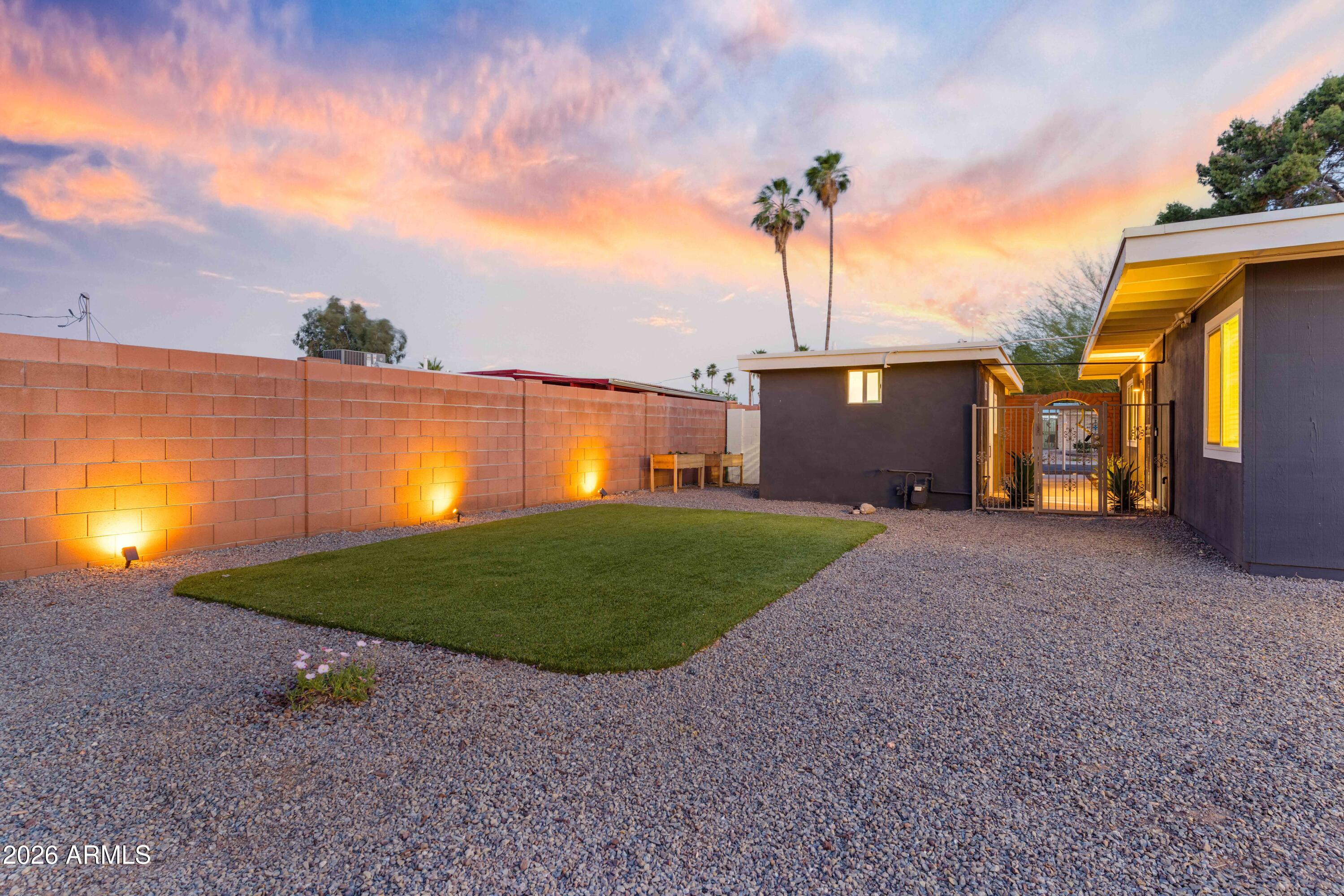 3728 E SUNNYSIDE Drive