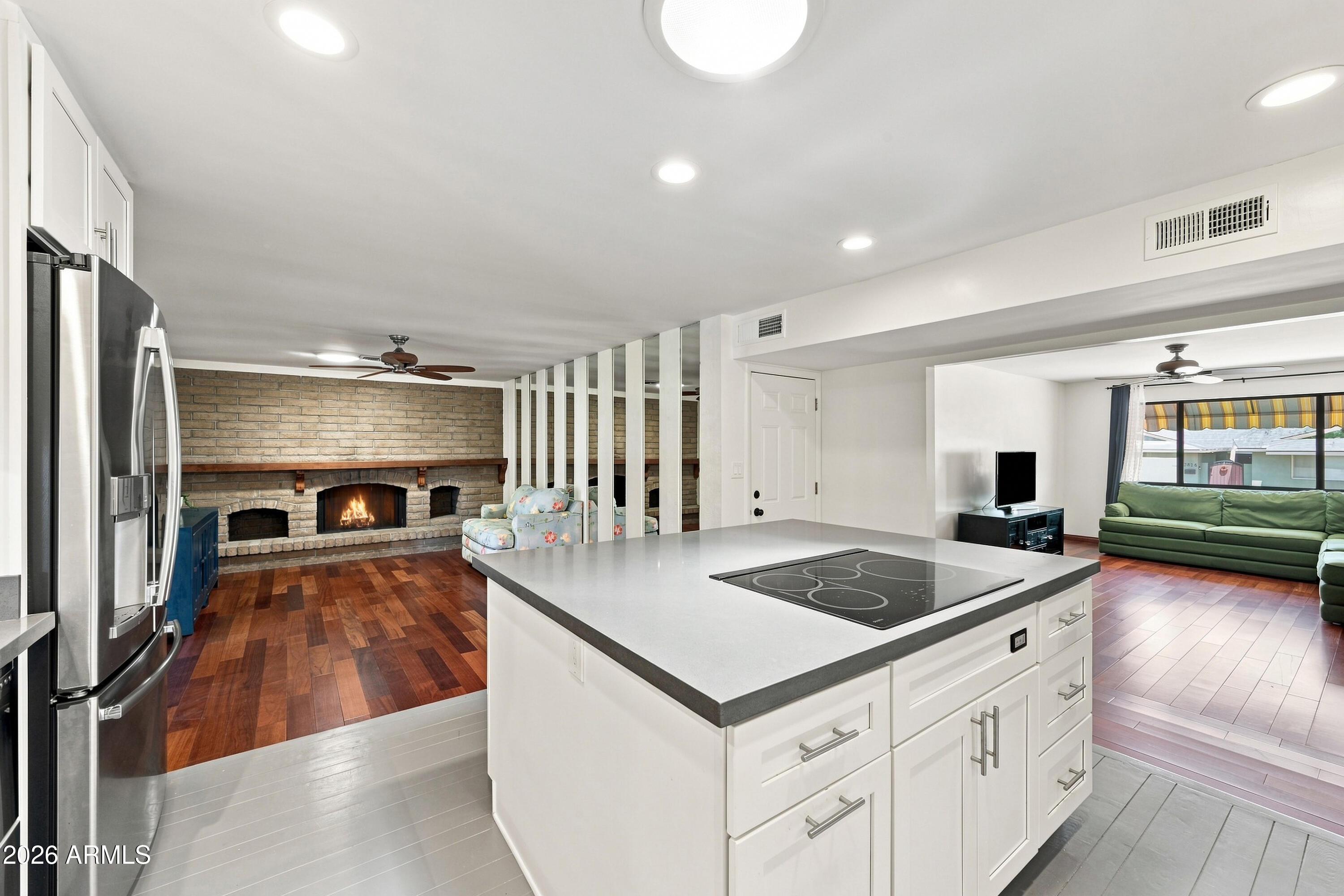 3827 E MERCER Lane