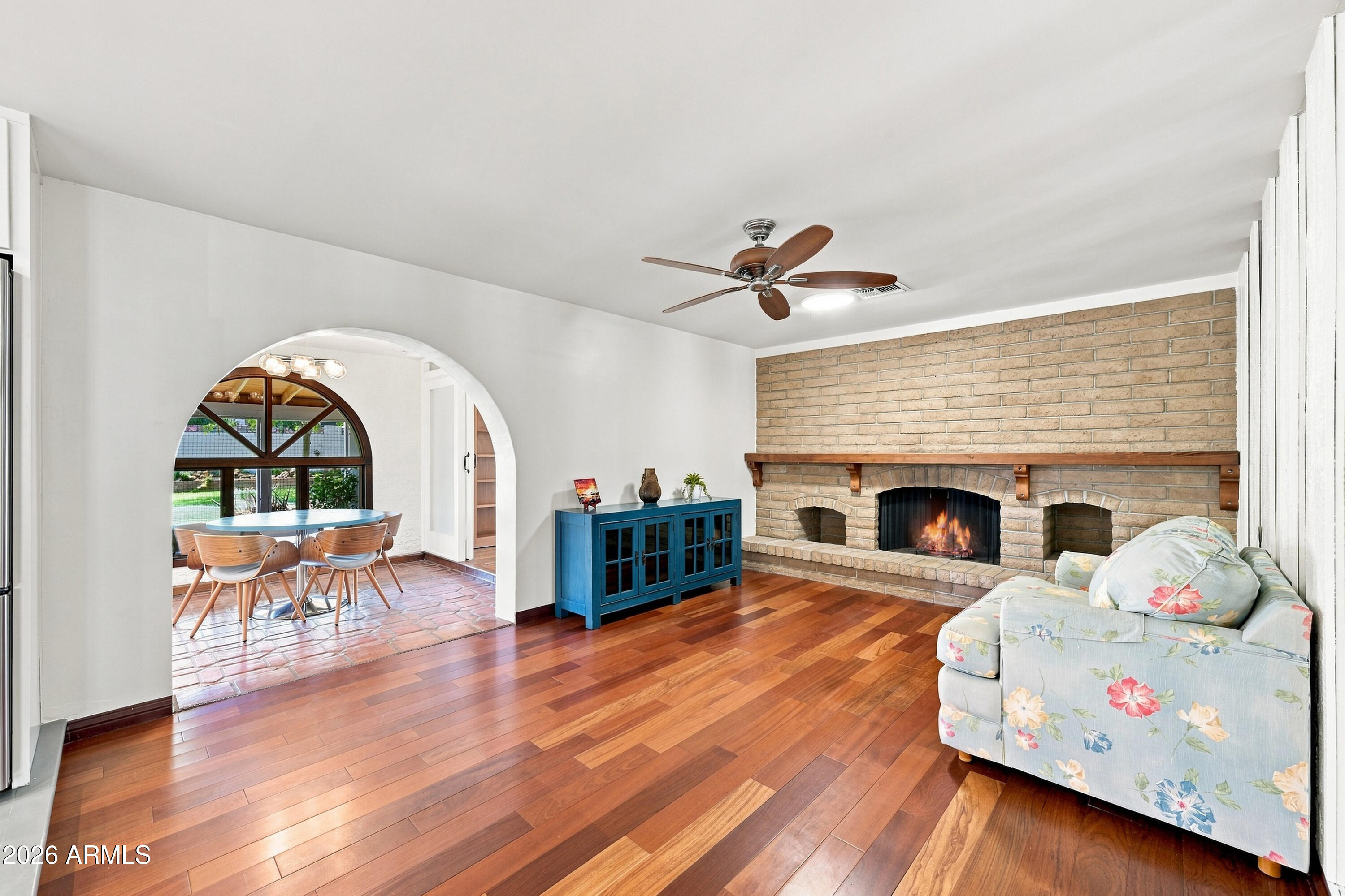 3827 E MERCER Lane