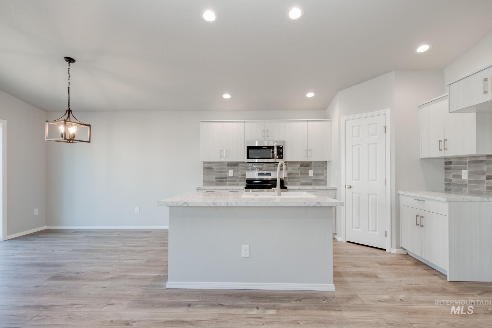 692 S Jayo Ct