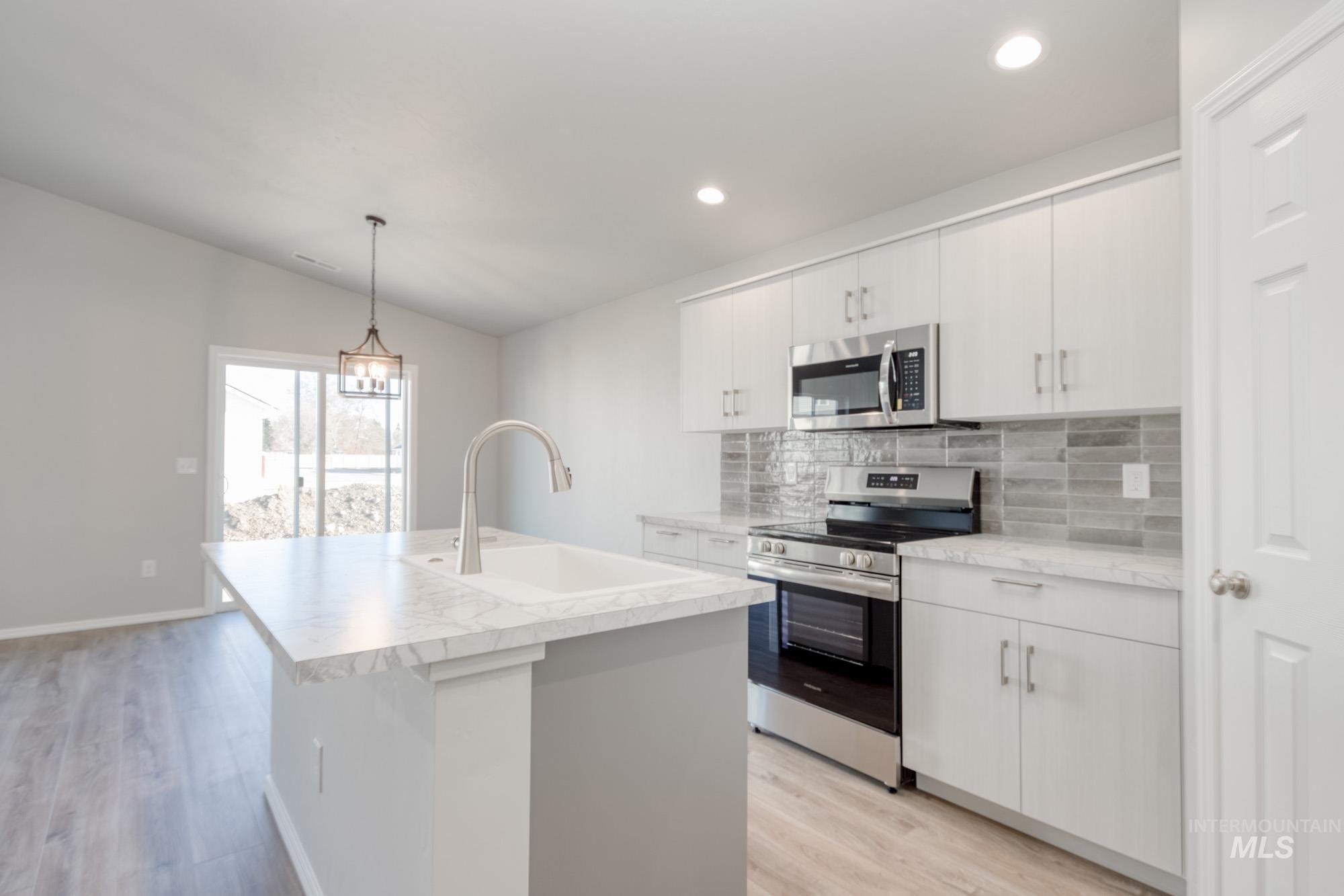692 S Jayo Ct